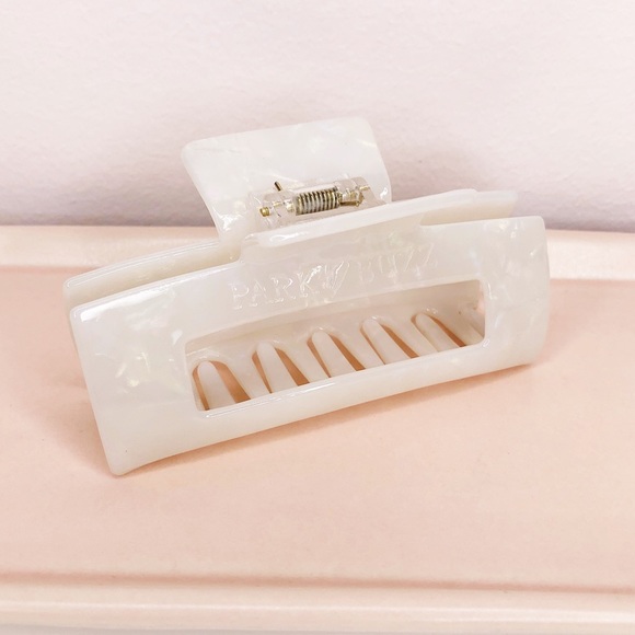 PARK AND BUZZ Jumbo 5” Eco Acetate Hair Claw Clip - Milky Iridescent - Picture 2 of 6